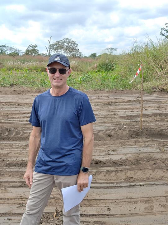 明博斯资源公司首席运营官史蒂夫·阿博特（Steve Abbott）在新清理的卡潘达绿氨厂区